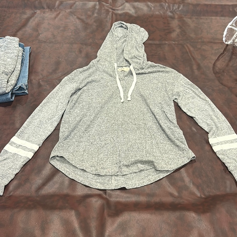 grey hollister hoodie sweater